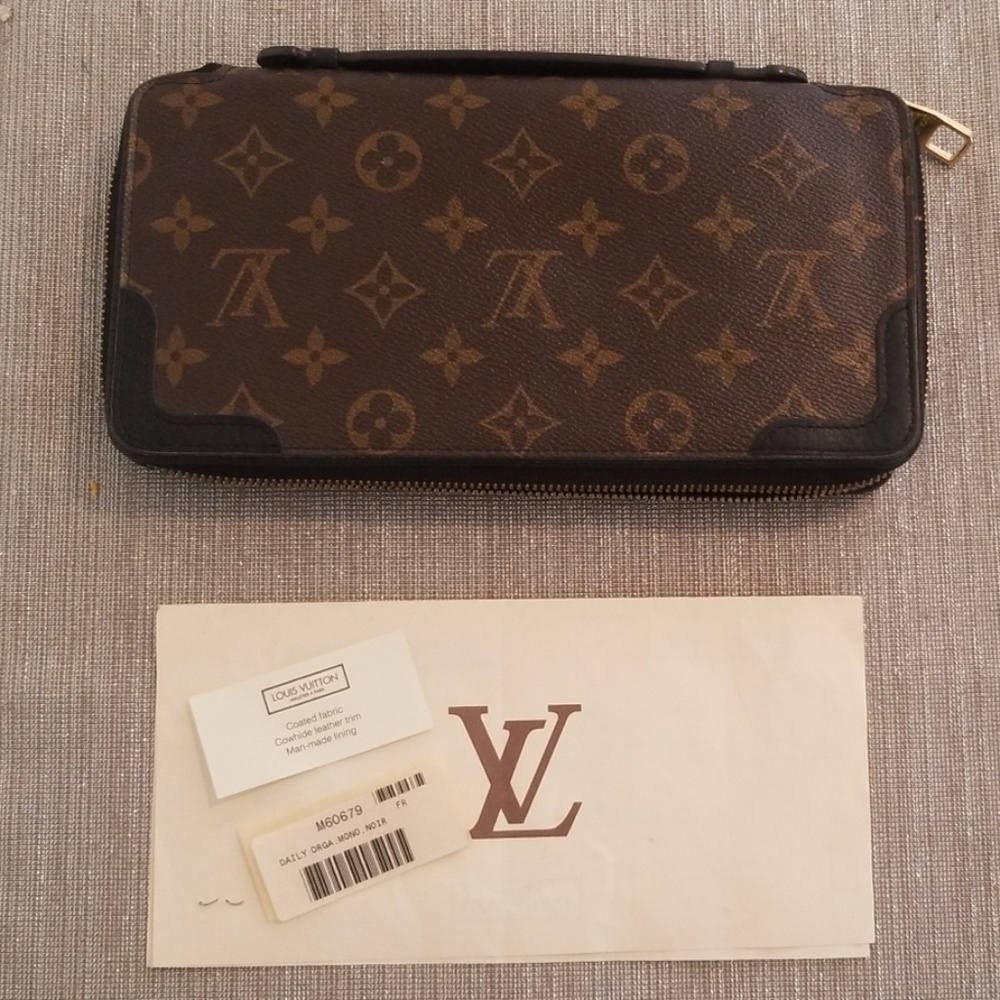 Louis Vuitton black daily organizer